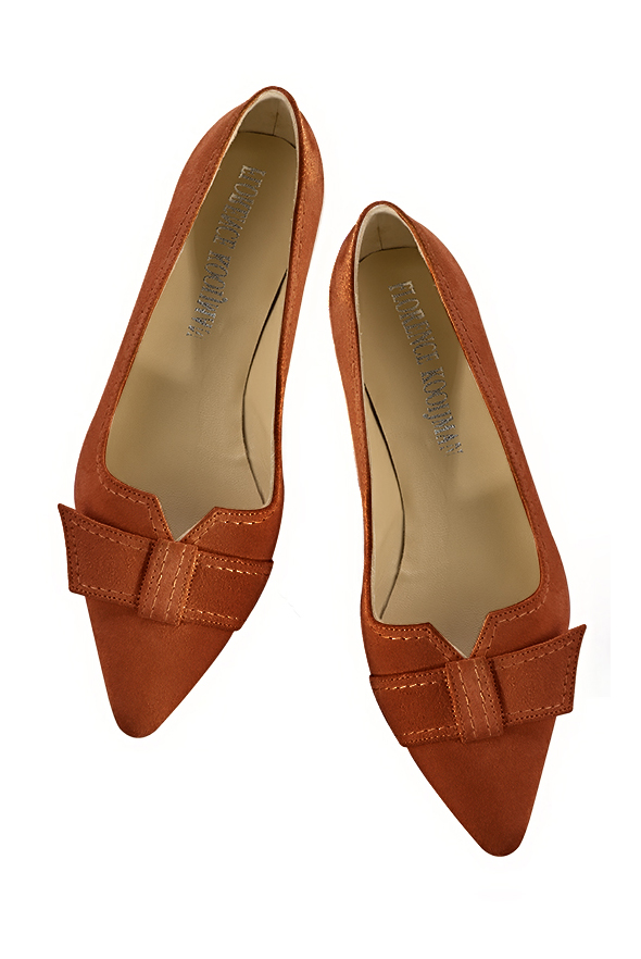 Terracotta orange women's dress pumps, with a knot on the front. Tapered toe. Low flare heels. Top view - Florence KOOIJMAN